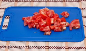 помидоры, порезанные кубиками