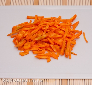 морковь нарезать соломкой