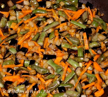 баклажан обжаренный с фасолью и морковью