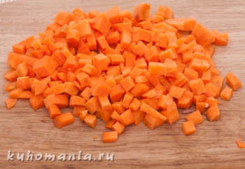 нарезанная морковь кубиками