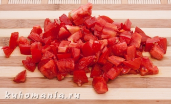 нарезанные помидоры кубиками