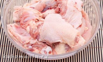 курица, нарезанная кусками натертая солью и имбирем