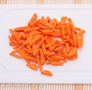 морковь нарезать соломкой