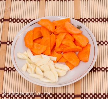 чеснок нарезать кусочками, морковь пластинками