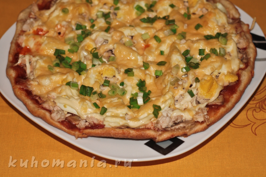 Пицца из слоёного теста с курицей и грибами - фотография блюда