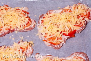отбивные с помидором посыпанные тертым сыром