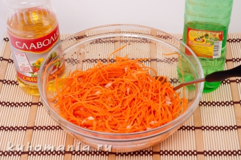 в морковь добавлены уксус и растительное масло