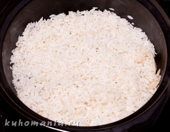сухофрукты с рисом в кастрюле