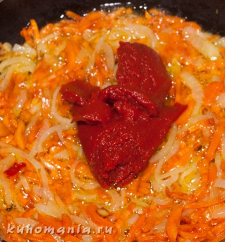 лук с морковью и томатной пастой