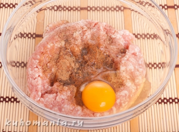 свиной фарш с яйцом, солью и перцем