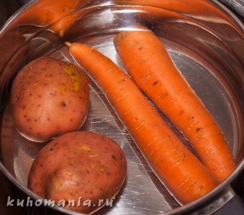 варится картофель и морковь