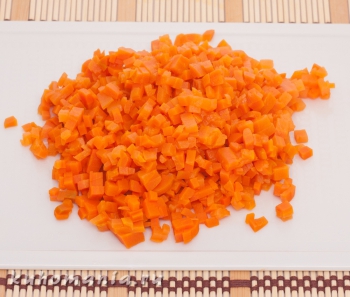 нарезанная отварная морковь