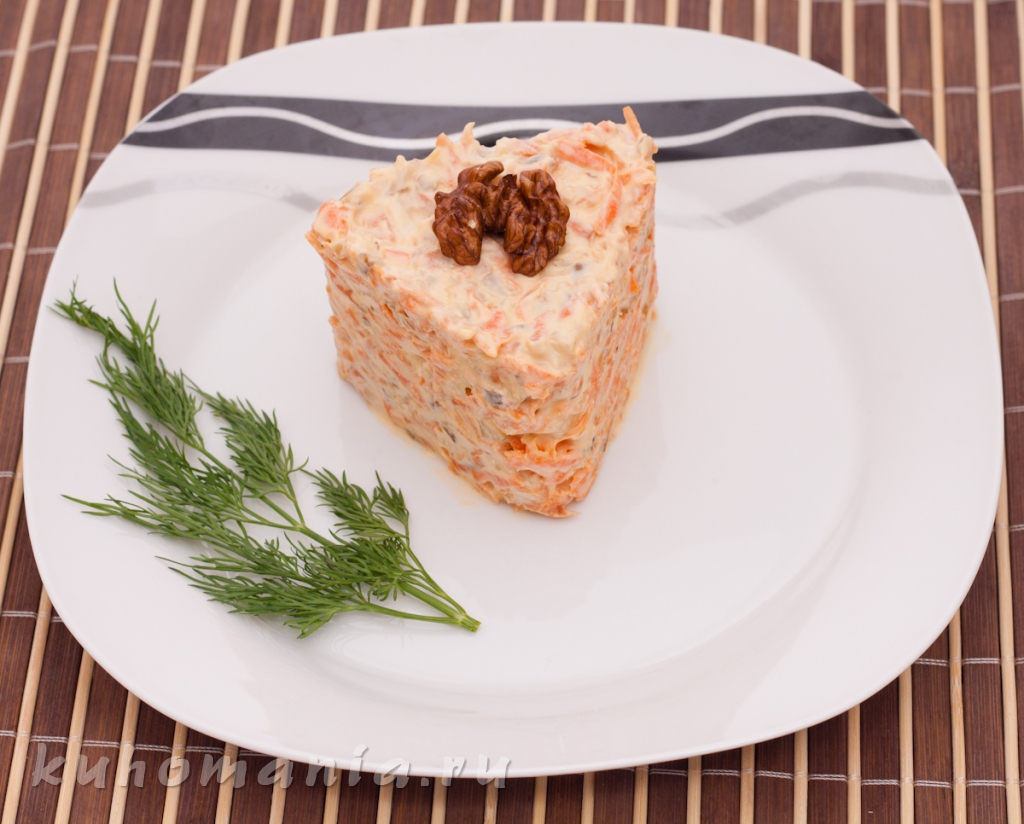Салат из моркови с орехами и чесноком - фотография блюда