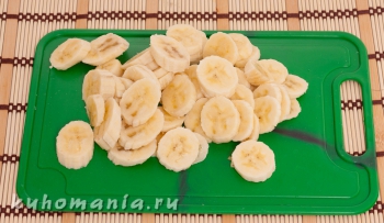 нарезанные бананы пластинками