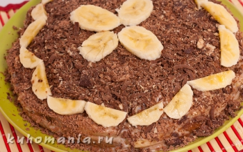 торт из пряников украшен кусочками банананов