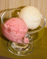 Домашнее мороженое из йогурта и клубники
