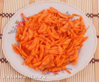 морковь для борща нарезана соломкой
