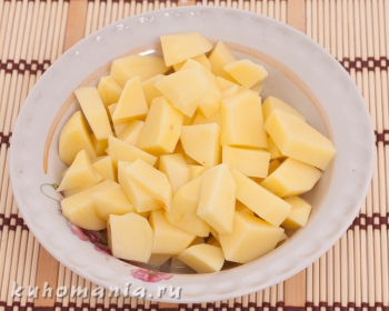 картофель для борща нарезан кубиками