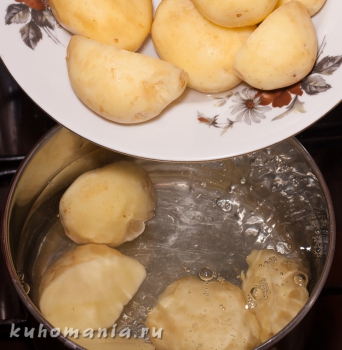 картофель опущенный в кипящую воду